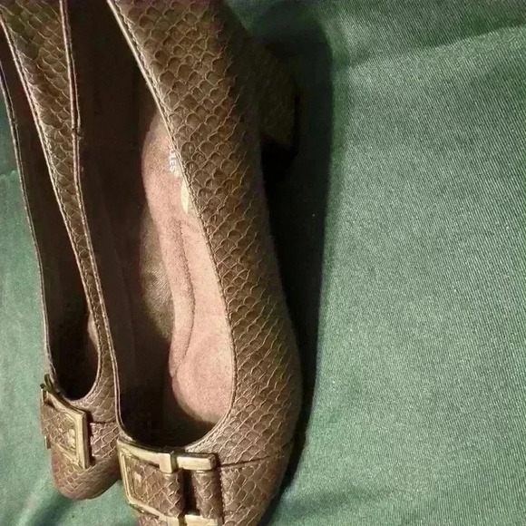 Preowned Aerosoles with a big buckle on top. Womens size 9.5. - Picture 5 of 15